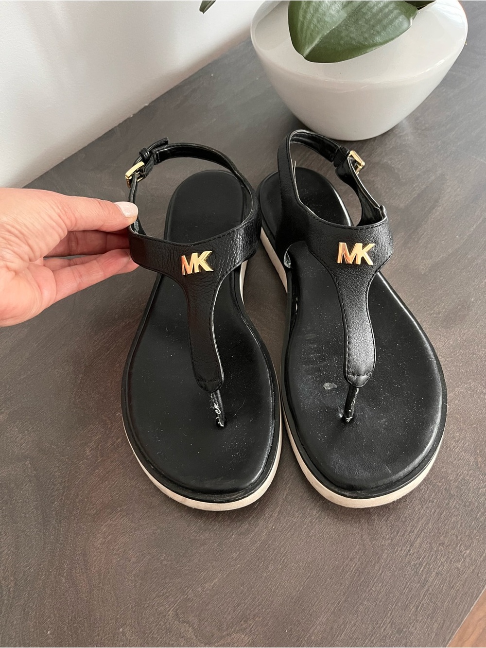 Micheal kors black sandals 🩴
